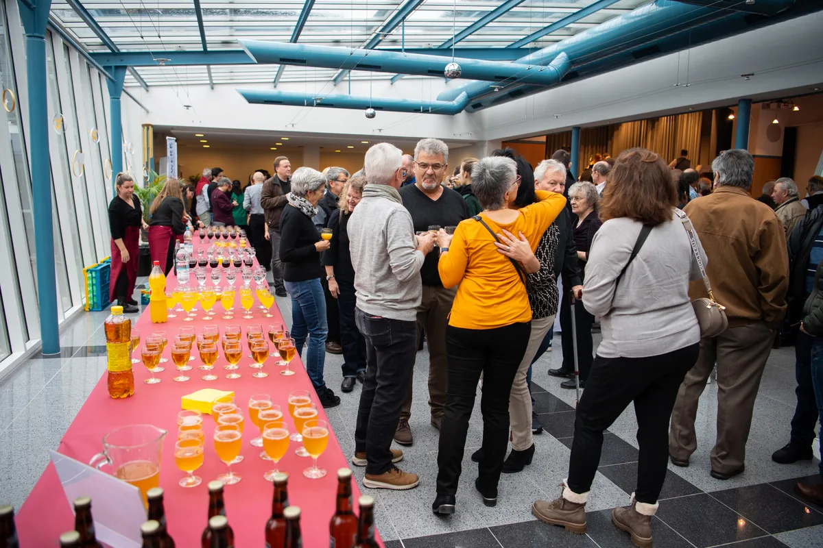 Die Anwesenden nutzen die Gelegenheit, sich beim Apéro auszutauschen. Man sieht Menschen beim Neujahrsapero in Wetzikon.